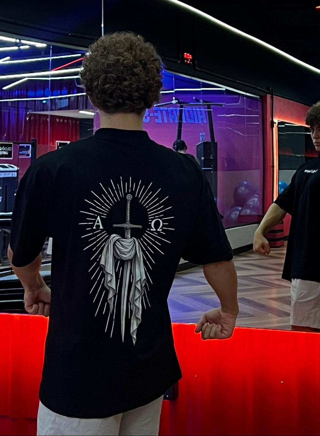 Alpha Omega Tee - Costas Preta